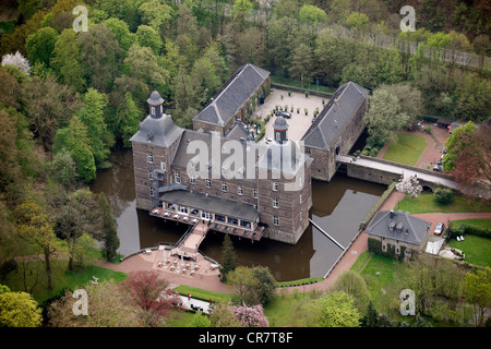 Vista aerea, Schloss Hugenpoet moated castle, Stella Ristorante e hotel castello, Essen-Kettwig, Essen, Ruhrgebiet regione Foto Stock