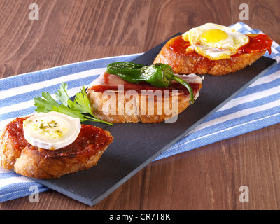 Set di tre diversi montaditos. Montadito è un antipasto o uno spuntino (Spagnolo Tapa) realizzato con una fetta di pane con alcuni altri Foto Stock