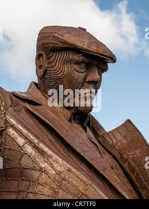 Scultura di metallo di Freddie Gilroy e Belsen lottatori da Ray Lonsdale sul Royal Albert Drive Scarborough Regno Unito Foto Stock