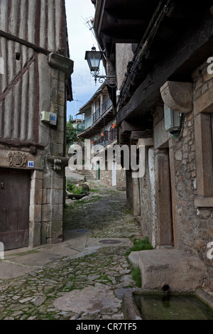 Scena di strada nel villaggio di La Alberca in remoto la Sierra de la Peña de Francia, provincia di Salamanca, Spagna Foto Stock