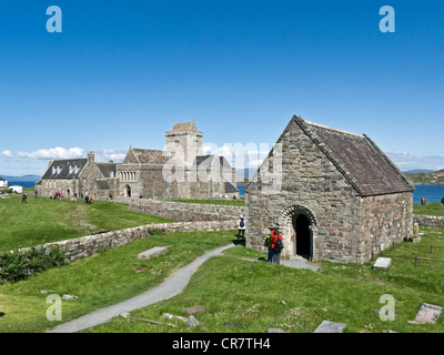 St orano la cappella e Iona Abbey (sinistra) sull'Isola di Iona off Mull nelle Highland Scozzesi Foto Stock