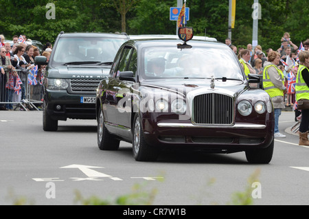 HM la Regina che arrivano per la sua visita a Corby Piscina, Northamptonshire, 13 Giugno, 2012. Foto di John Robertson. Foto Stock