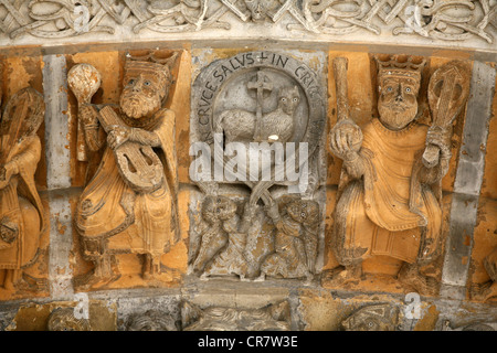 Francia, Pirenei Atlantiques, Oleron Ste Marie, dettaglio del portale, St Marie chiesa, fermata sulla via di San Giacomo, Patrimonio Mondiale Foto Stock