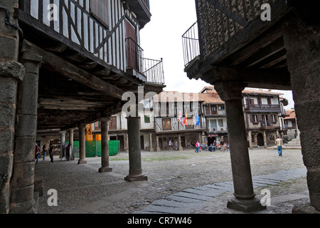 Vista della piazza principale (Plaza Mayor) attraverso la tipica architettura di colonne di quello di Alberca's Town, La Alberca, Salamanca Foto Stock