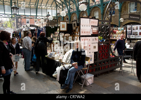 Mercato di Covent Garden hall venditore di stallo i clienti Foto Stock