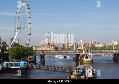 Vista ovest da Waterloo Bridge lungo il fiume Tamigi oltre l'Occhio di Londra e al Palazzo di Westminster, Londra, Inghilterra, Regno Unito Foto Stock