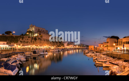 Isole Baleari Spagna, Menorca, Ciutadella, storico Porto Vecchio e il centro della città vecchia Foto Stock