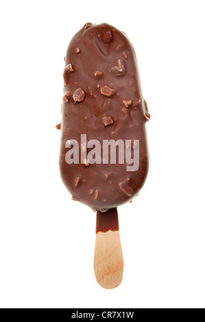 Gelato al cioccolato per lecca-lecca con pezzi di menta isolata contro bianco Foto Stock