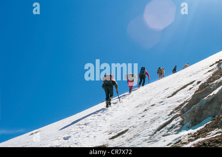 Spagna Aragona, Aneto massiccia (3400m), una corda di arrampicatori sul ghiacciaio Foto Stock