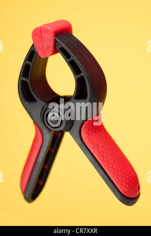 Di grandi dimensioni e di colore rosso in plastica nera con morsetto a molla Foto Stock