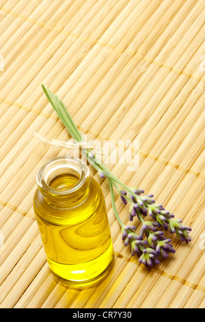 Olio aromaterapia e fiori Foto Stock