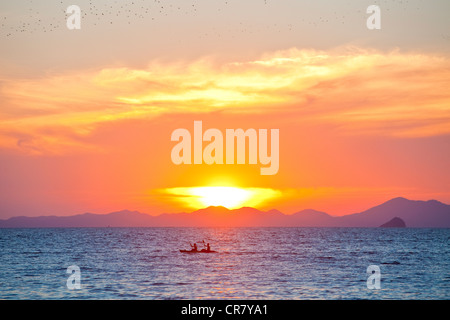Thailandia, Provincia di Krabi, Railay, il Hat Phra Nang Beach, tramonto Foto Stock