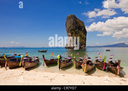 Thailandia, provincia di Krabi, off Railay accessibile tramite la barca dalla coda lunga, l'isola di Ko Poda Foto Stock