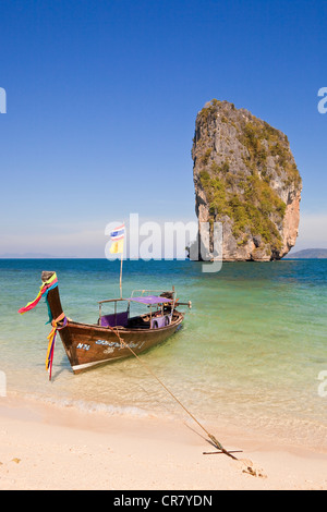 Thailandia, Provincia di Krabi, off Railay accessibile tramite la barca dalla coda lunga, il Ko Poda Island Foto Stock