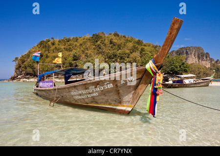 Thailandia, Provincia di Krabi, off Railay accessibile tramite la barca dalla coda lunga, il Ko vasca isola legata da un sandbank in bassa marea a Ko Hua Foto Stock
