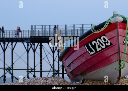 Barca sulla spiaggia a Bognor pier Foto Stock