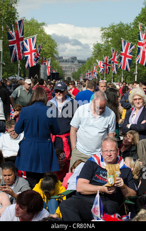 Il diamante della regina celebrazioni giubilari di festeggianti in attesa di pop concert nel centro commerciale di Union Jack Flag Lunedì 4 Giugno 2012 Foto Stock