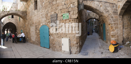 Strada panoramica scena dentro la città vecchia di Acri, Israele Foto Stock