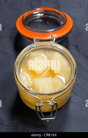 Pezzi di ananas in vetro vaso di storage Foto Stock