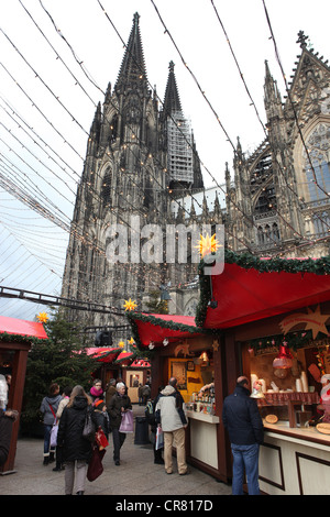 Mercatino di Natale presso la cattedrale di Colonia, Colonia, nella Renania settentrionale-Vestfalia, Germania, Europa Foto Stock