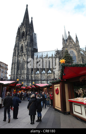 Mercatino di Natale presso la cattedrale di Colonia, Colonia, nella Renania settentrionale-Vestfalia, Germania, Europa Foto Stock