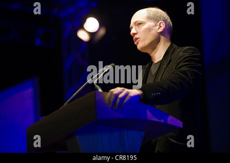 Alain de Botton, scrittore svizzero, filosofo, presentatore televisivo raffigurato all'Telegraph Hay Festival 2012, Hay-on-Wye, Powys, Wales, Regno Unito Foto Stock