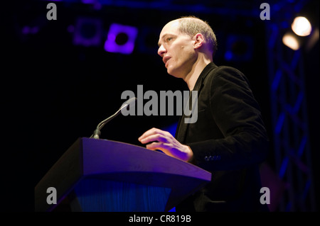 Alain de Botton, scrittore svizzero, filosofo, presentatore televisivo raffigurato all'Telegraph Hay Festival 2012, Hay-on-Wye, Powys, Wales, Regno Unito Foto Stock