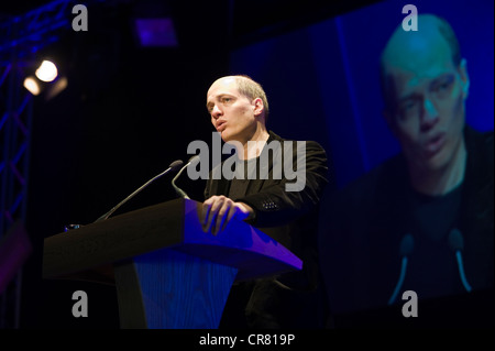 Alain de Botton, scrittore svizzero, filosofo, presentatore televisivo raffigurato all'Telegraph Hay Festival 2012, Hay-on-Wye, Powys, Wales, Regno Unito Foto Stock