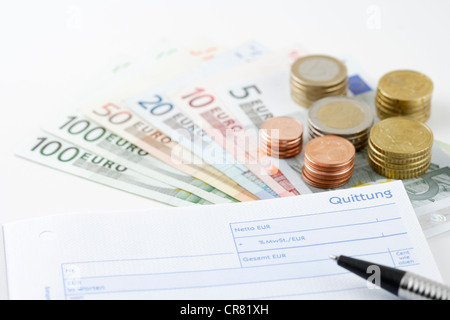Ricezione prenota con penna a sfera nella parte anteriore delle banconote e monete in euro Foto Stock