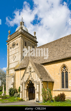 San Lorenzo è la Chiesa, Bourton sull'acqua, la Venezia dei Cotswolds, Gloucestershire, England, Regno Unito, Europa Foto Stock