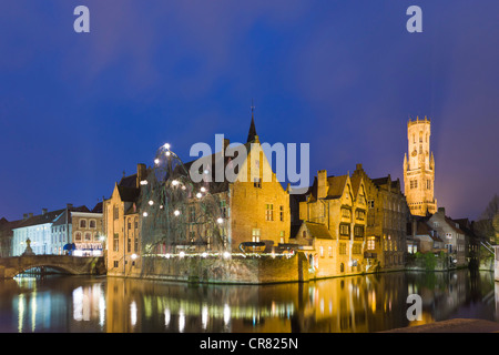 Vista da Rozenhoedkaai con il campanile, centro storico, Patrimonio Mondiale dell Unesco, Bruges, Brugge, Fiandre Occidentali, Regione fiamminga Foto Stock
