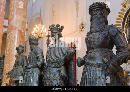 Statue di bronzo, Chiesa di Corte, Chiesa imperiale, Hofkirche, Innsbruck, in Tirolo, Austria, Europa Foto Stock