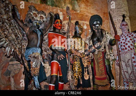 Un gruppo di attori Maya/ballerini in animale sacro abito (Costume) effettuando al Parco di Xcaret, Riviera Maya, Messico Foto Stock