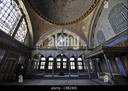 Huenkar Sofasi, sala del trono, la sala da ballo, harem, Topkapi Sarayi, serraglio, Eski Sarayi, il palazzo di Topkapi, Istanbul, Turchia Foto Stock