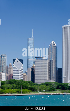 Illinois, Chicago. centro città vista sullo skyline di Chicago dal lago michigan, compresi grant park e al Magnificent Mile. Foto Stock