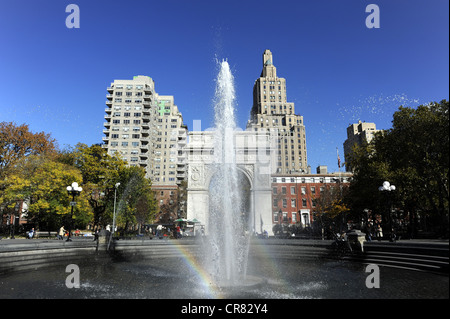 Fontana centrale e Washington Square Arch in Washington Square Park, Greenwich Village, Manhattan, New York New York Foto Stock