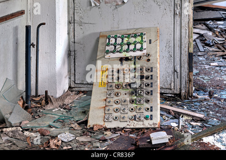 Pannello interruttore, distruzione, fabbrica abbandonata Foto Stock