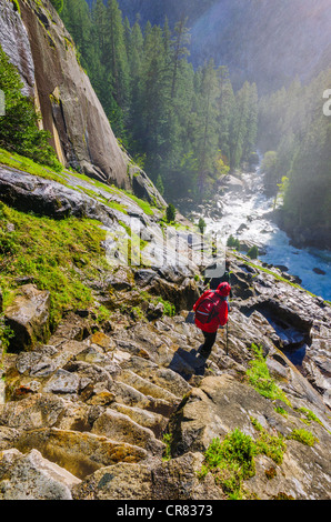 Escursionista sul sentiero di nebbia, Yosemite National Park, California USA Foto Stock