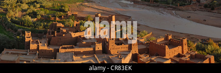 Il Ksar, Ait Benhaddou, Ait Ben Haddou, città fortificata e il fiume Ounila sul versante orientale delle montagne dell'Alto Atlante, Foto Stock