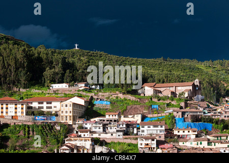 Il Perù, Provincia di Cuzco, Cuzco, città patrimonio mondiale dell'UNESCO, San Cristobal e il bianco Cristo sotto un cielo tempestoso Foto Stock