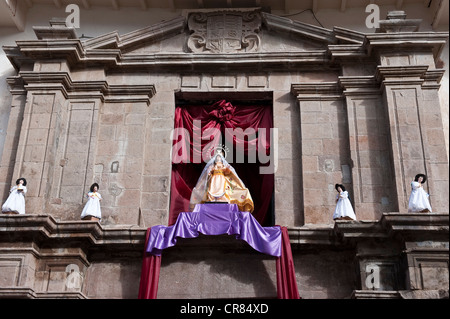 Il Perù, Provincia di Cuzco, Cuzco, città patrimonio mondiale dell'UNESCO, la Settimana Santa, il frontone decorato con una chiesa per lunedì di Pasqua Foto Stock