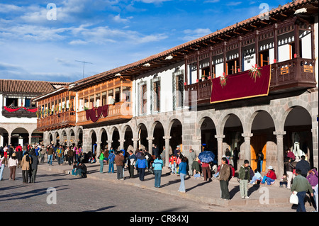 Il Perù, Provincia di Cuzco, Cuzco, città patrimonio mondiale dell'UNESCO, Plaza de Armas e la sua architettura coloniale di archi Foto Stock