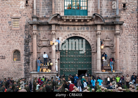 Il Perù, Provincia di Cuzco, Cuzco, città patrimonio mondiale dell'UNESCO, Pasqua e Lunedì di Pasqua, la facciata della chiesa di La Merced nella Foto Stock