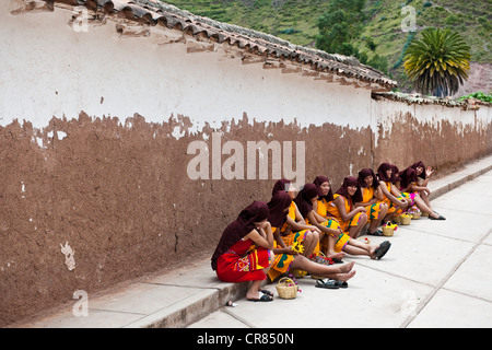 Il Perù, Provincia di Cuzco, Huaro, danzatrici in costume tradizionale per il festival di granturco Sara Raymi Foto Stock