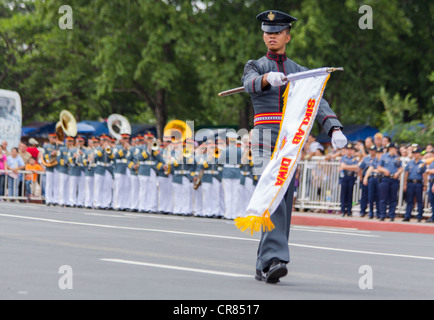 I membri di Philippine Accademia Militare di eseguire la perforazione silenziosa durante la celebrazione dei paesi il giorno di indipendenza Foto Stock
