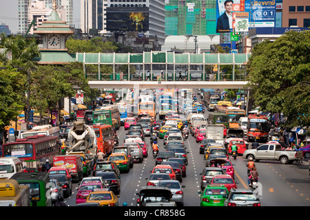 Thailandia, Bangkok Siam Square, il traffico su Ratchadamri Avenue Foto Stock