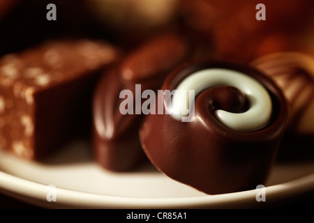 Cioccolatini su un piatto bianco Foto Stock