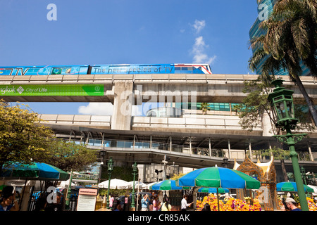 Thailandia, Bangkok Siam Square, il Santuario di Erawan e l'antenna BTS alla metropolitana Foto Stock