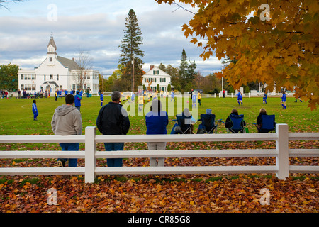 Stati Uniti, New England, Vermont, Craftsbury Common, giovani giocando una partita di calcio Foto Stock