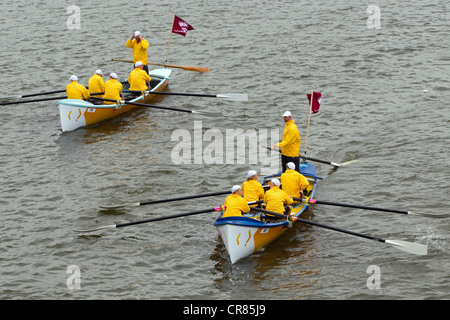 Due Australian man-powered barche partecipanti al diamante della regina fiume giubilare Pageant Foto Stock